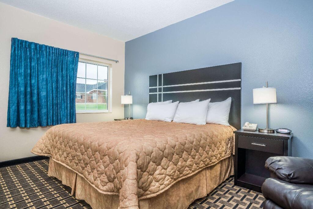 Deluxe double suite DUTCH INN AND SUITES