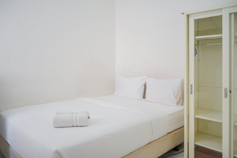 Standard Zimmer Minimalist and Comfy Studio Apartment Aeropolis Residence