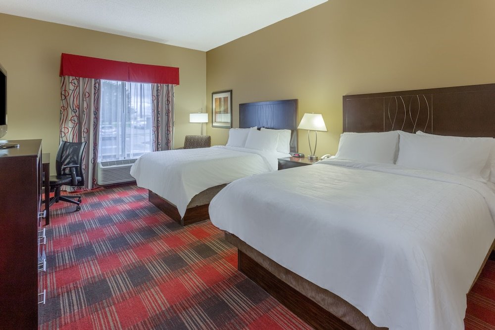 Четырёхместный люкс Holiday Inn Express Hotel & Suites Bowling Green, an IHG Hotel
