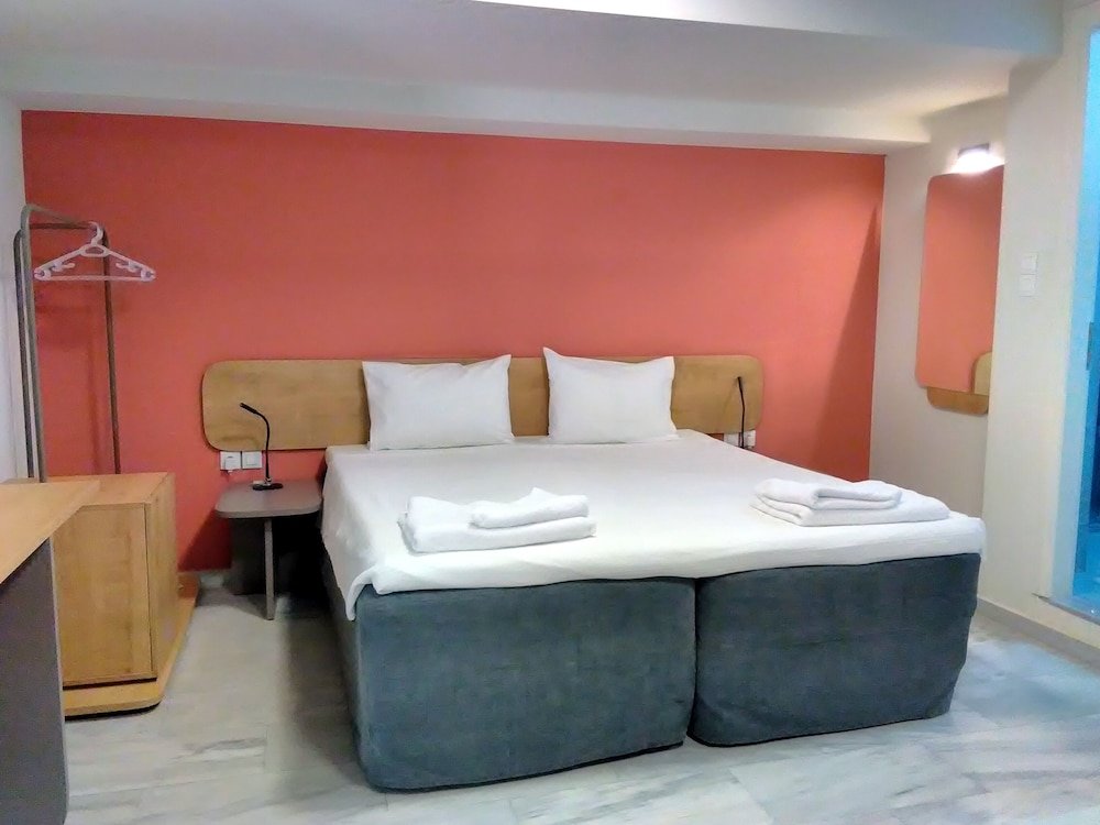 Четырёхместный семейный номер Standard мансарда c 1 комнатой Chios City Inn