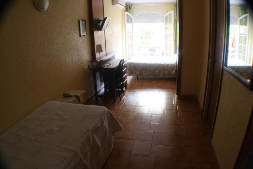 Standard Triple room Hotel la Masia