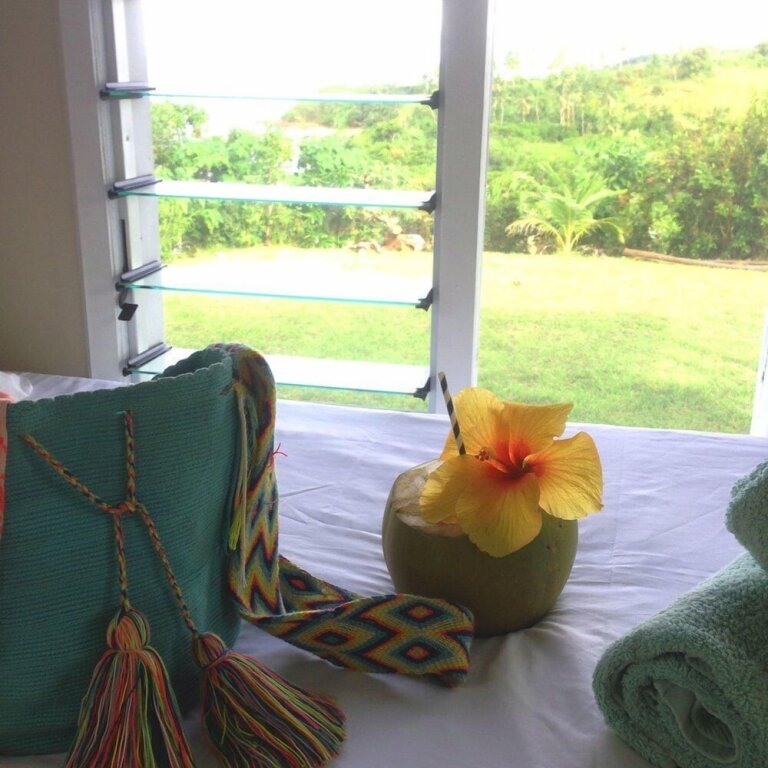 Cama en dormitorio compartido con vista al océano Waitui Basecamp - Hostel