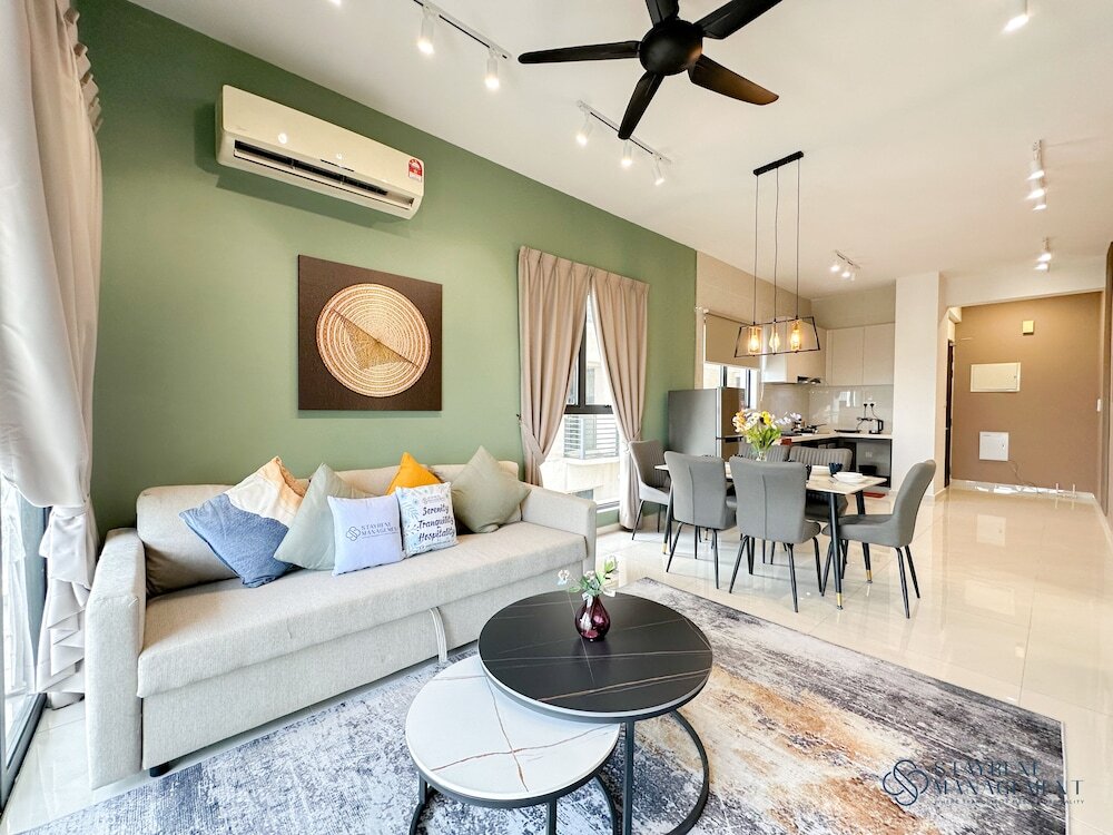 Апартаменты Comfort с 3 комнатами с балконом и с видом на море Country Garden Danga Bay NEO Suites