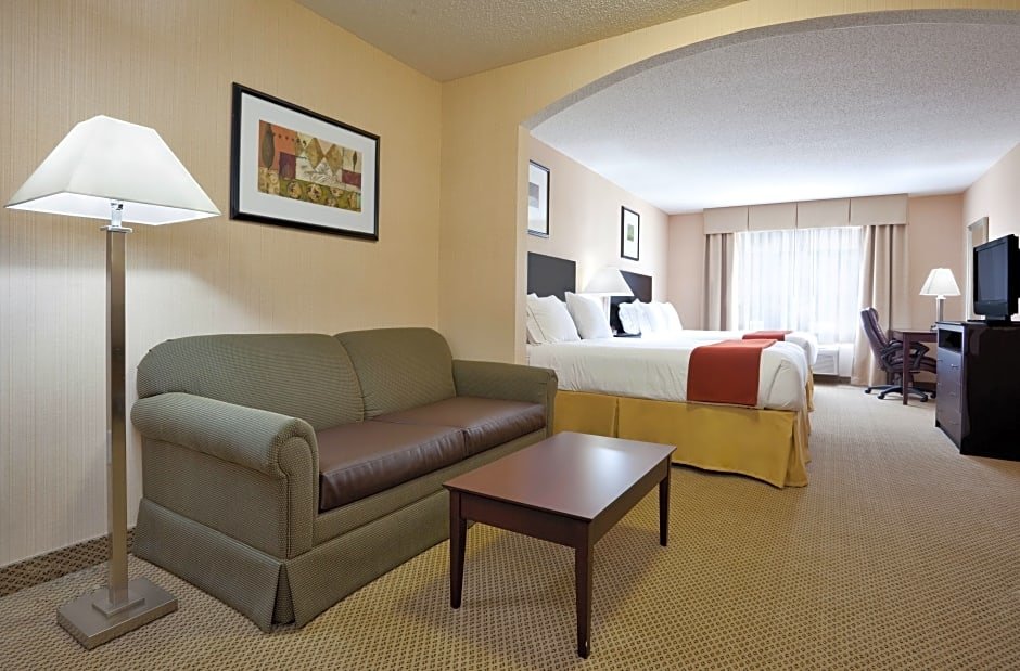Четырёхместный люкс с 2 комнатами Holiday Inn Express Hotel & Suites Tipp City, an IHG Hotel