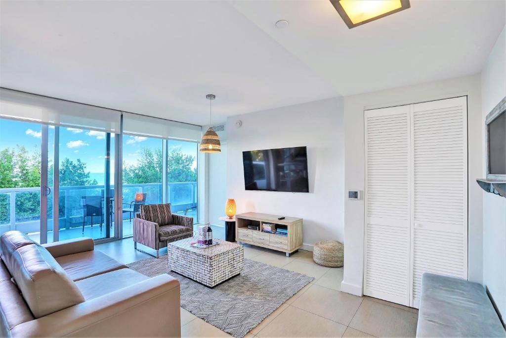 Appartamento Superior 1 camera da letto con balcone e con vista sulla piscina Dharma Home Suites Miami Beach at Monte Carlo
