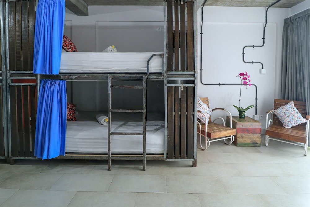 Кровать в общем номере Base Guesthouse and Hostel