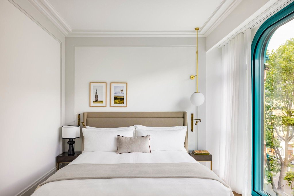 Двухместный номер Essential с балконом Kimpton - St Honoré Paris, an IHG Hotel