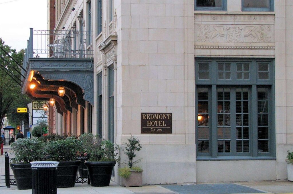 Четырёхместный номер Standard Redmont Hotel Birmingham - Curio Collection by Hilton