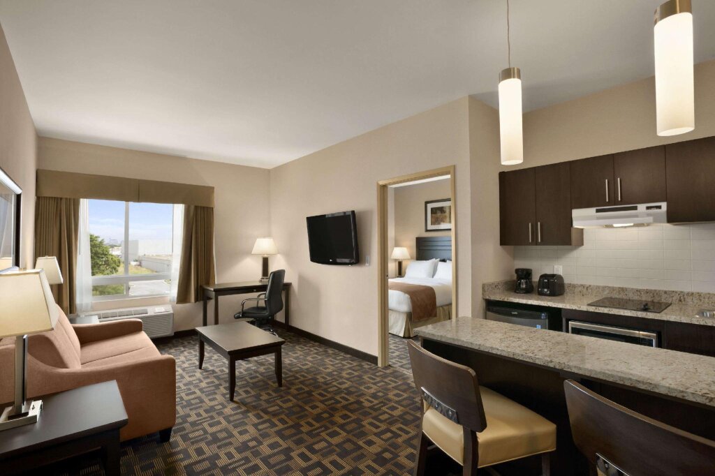 Двухместный люкс c 1 комнатой Days Inn & Suites by Wyndham Winnipeg Airport Manitoba