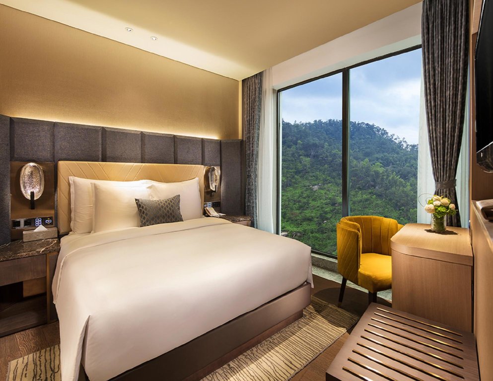 Deluxe Double room with mountain view Grand Bay Hotel Zhuhai