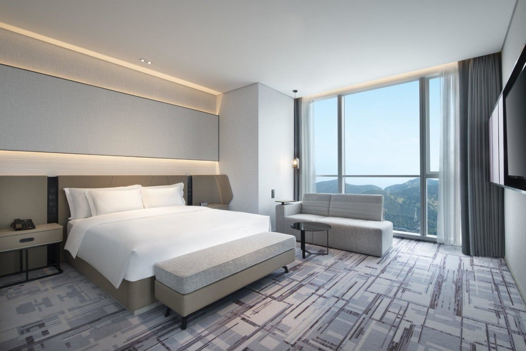 Double Junior Suite Crowne Plaza Dalian Xinghai, an IHG Hotel