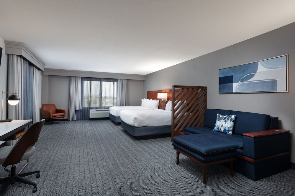 Полулюкс Courtyard by Marriott Wichita at Old Town