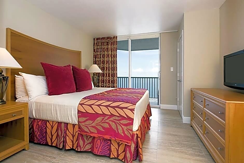 Suite with pool view Diamond Head Beach Resort