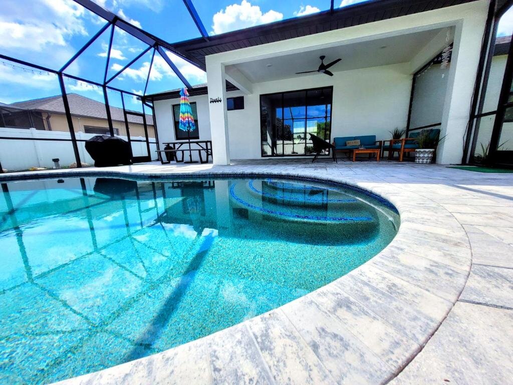 Villa Blue Door Retreat - Luxury Pool Home - sleeps 8