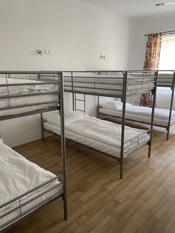 Кровать в общем номере (женский номер) Hostel Little Quarter