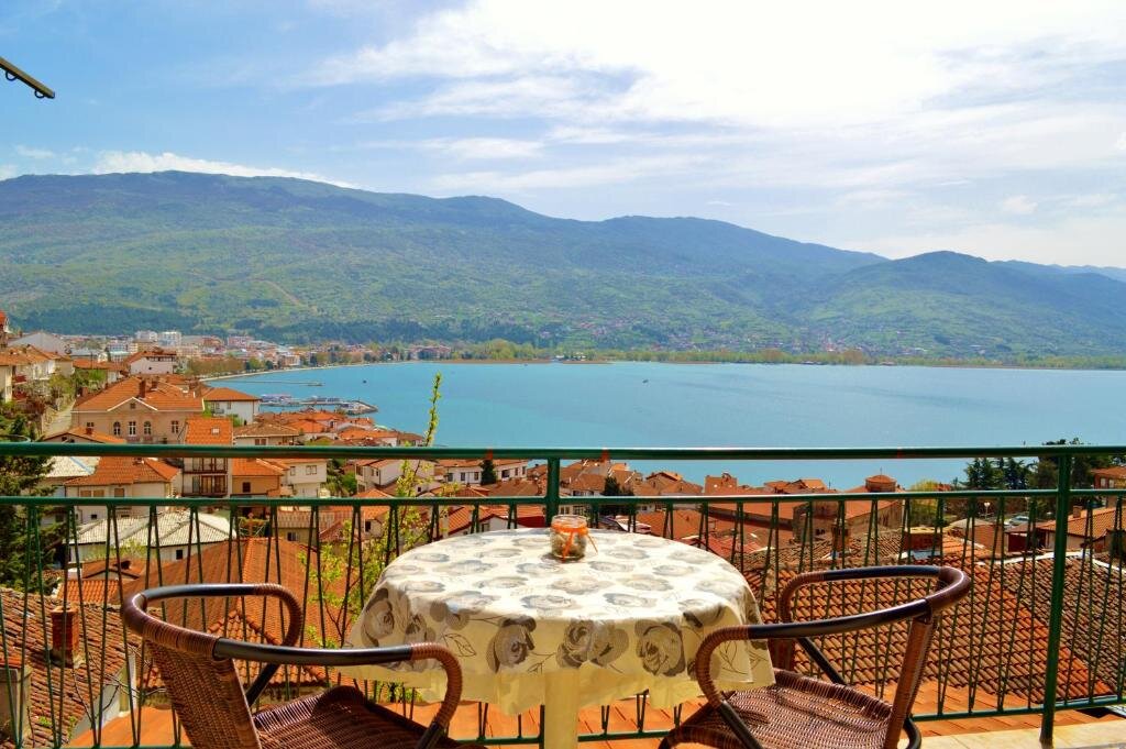 Семейные апартаменты с балконом и с видом на озеро Villa Ohrid