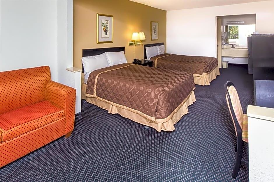 Кровать в общем номере MAINGATE FLORIDA HOTEL