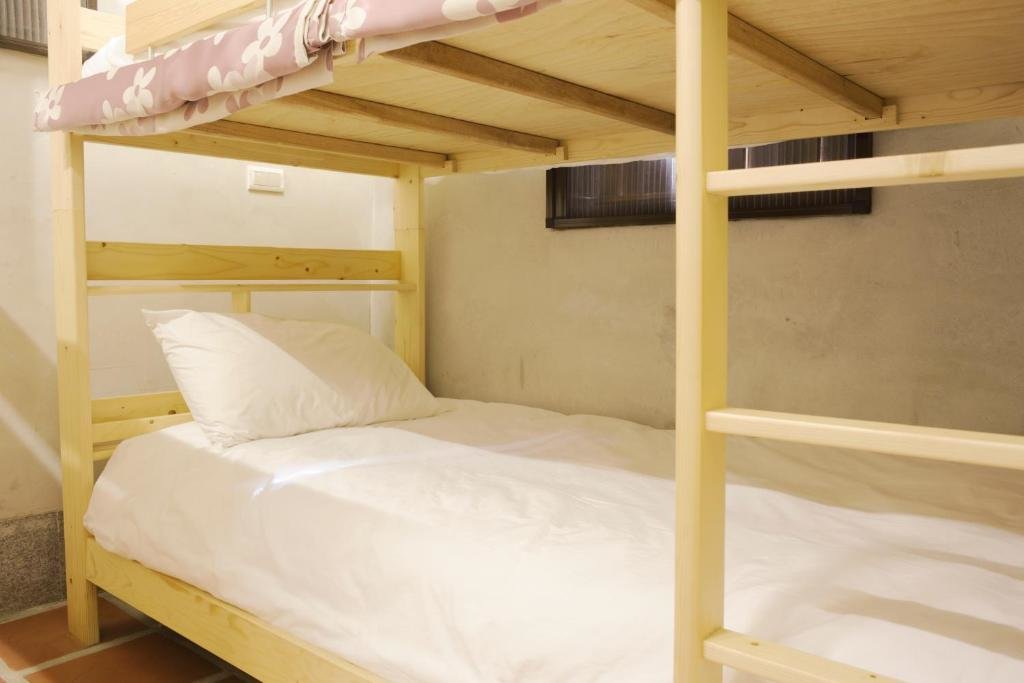 Кровать в общем номере Horseshoe Crab Cottage
