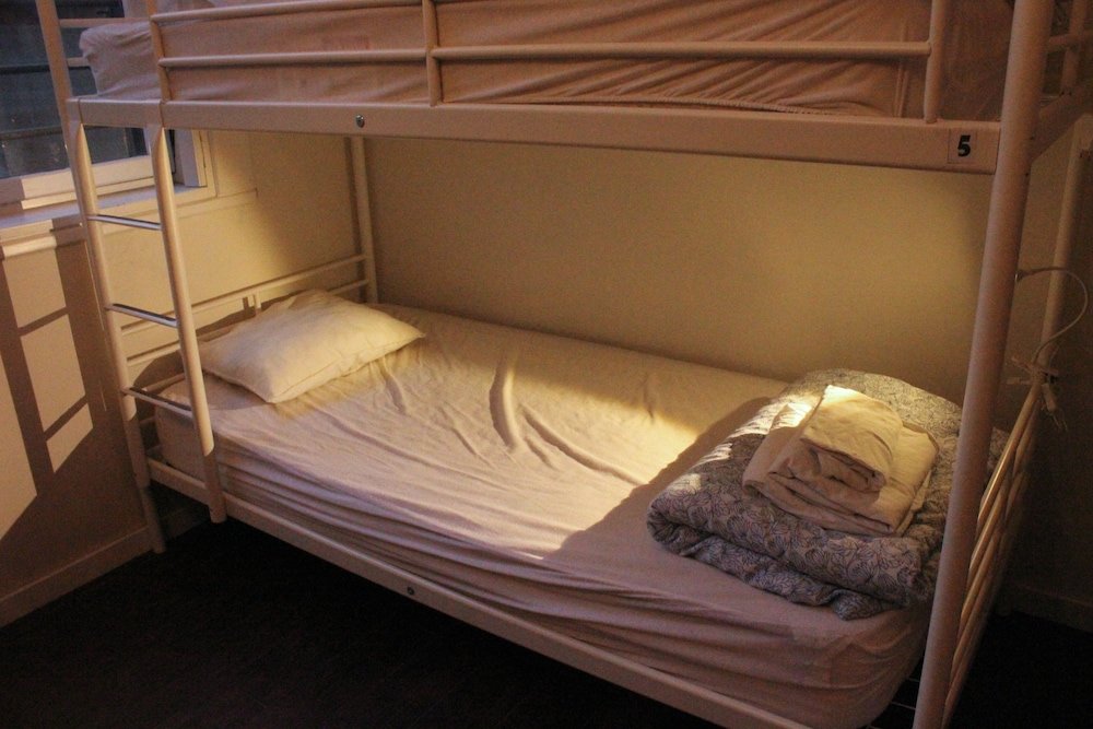 Кровать в общем номере с балконом 360 Hostel Centro