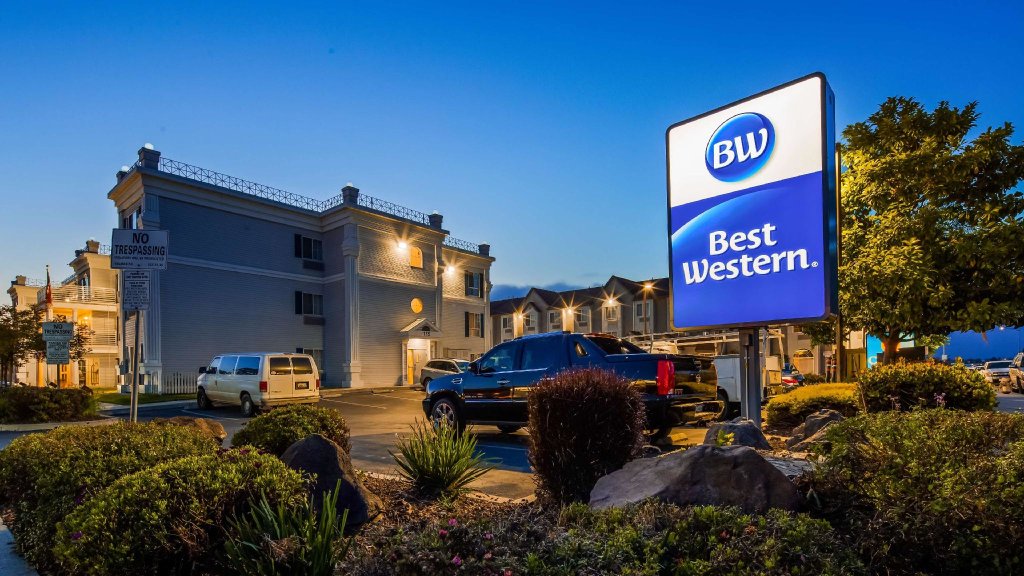 Кровать в общем номере Best Western Salinas Monterey Hotel