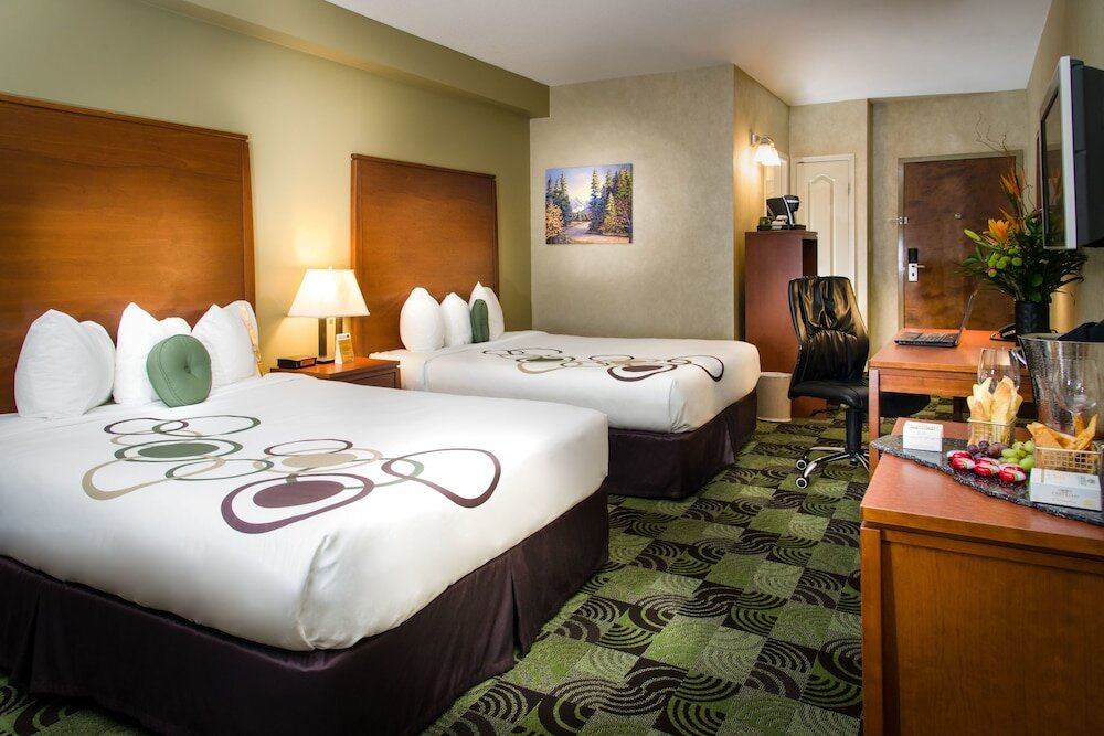 Standard Quadruple room Deerfoot Inn and Casino