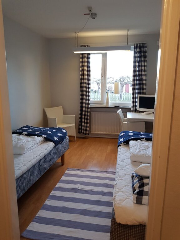 Кровать в общем номере Huskvarna Hotell & Vandrarhem