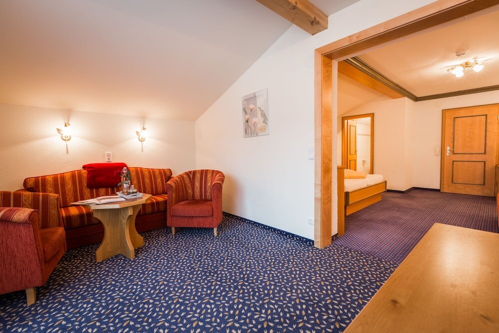 Suite with balcony and with mountain view Haller's Posthotel