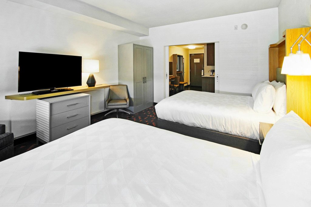 Четырёхместный люкс c 1 комнатой Holiday Inn Hotel & Suites - Calgary Airport North, an IHG Hotel