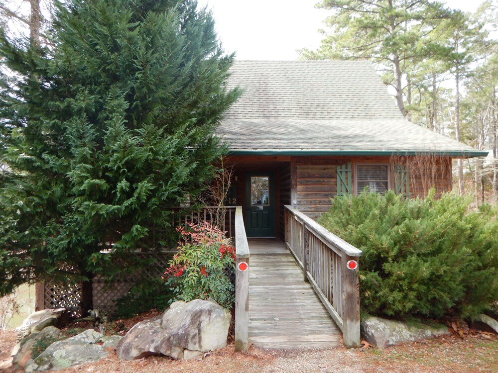 Cottage Luxury, Loft, Log-sided two Bedroom Harbor North Cottage on Lake Ouachita. by Redawning