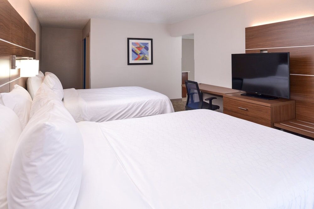 Suite 1 camera da letto Holiday Inn Express Towson- Baltimore North, an IHG Hotel