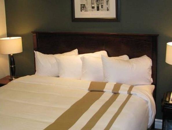 Кровать в общем номере Chateau Nova Yellowhead