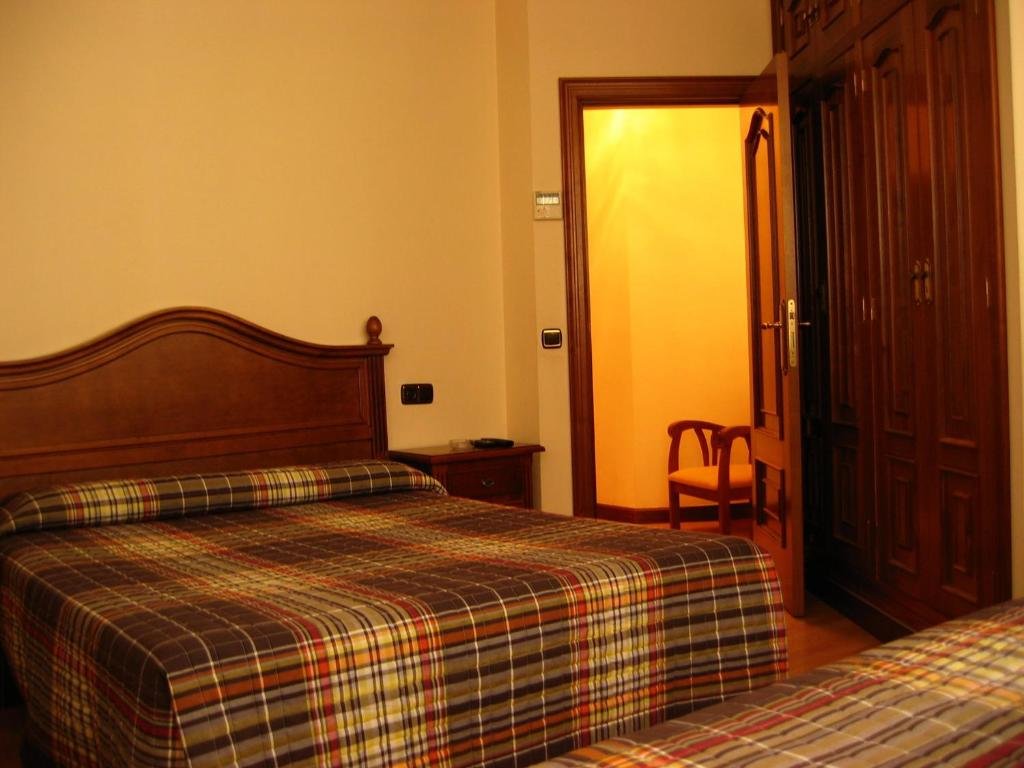 Standard Triple room Hostal Granada