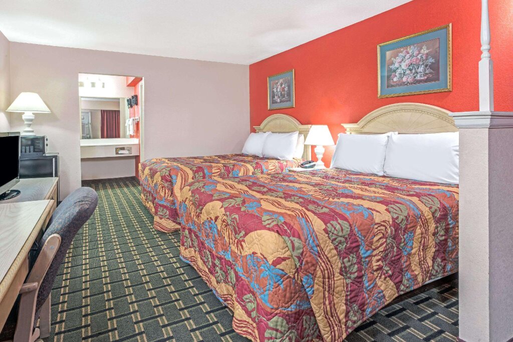 Standard Quadruple room Days Inn & Suites by Wyndham Osceola AR