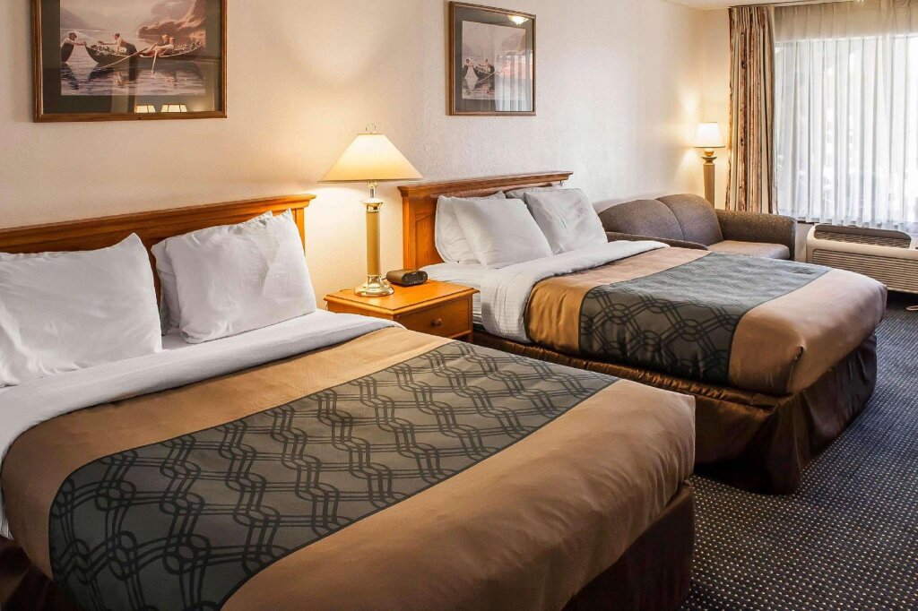Четырёхместный люкс Econo Lodge Inn & Suites Hoquiam