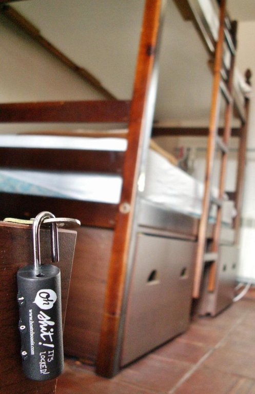 Кровать в общем номере с балконом Oasis Backpackers' Hostel Granada