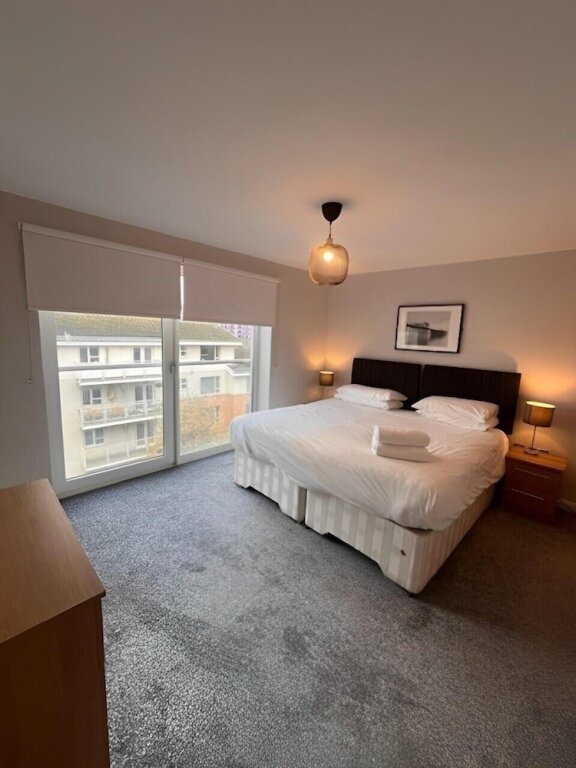 2 Bedrooms Apartment with balcony Century Wharf
