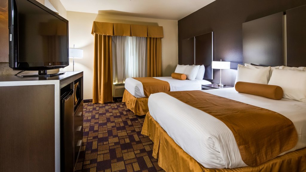 Quadruple Suite Best Western Windsor Pointe Hotel & Suites - AT&T Center