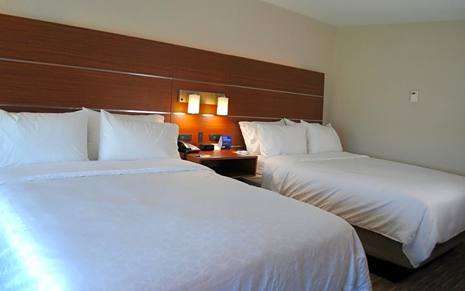 Четырёхместный номер Deluxe Holiday Inn Express & Suites - Columbia City, an IHG Hotel