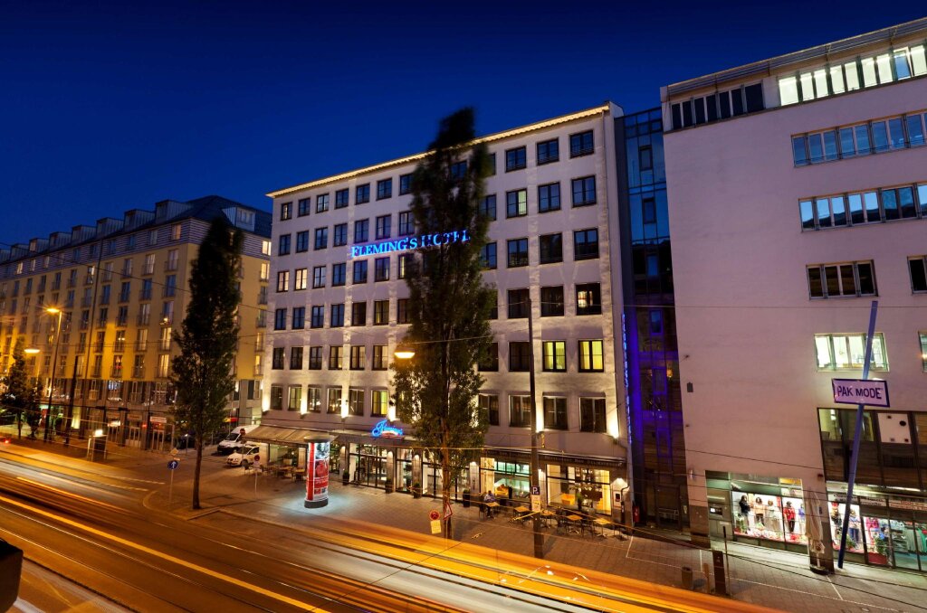 Кровать в общем номере Flemings Hotel München-City