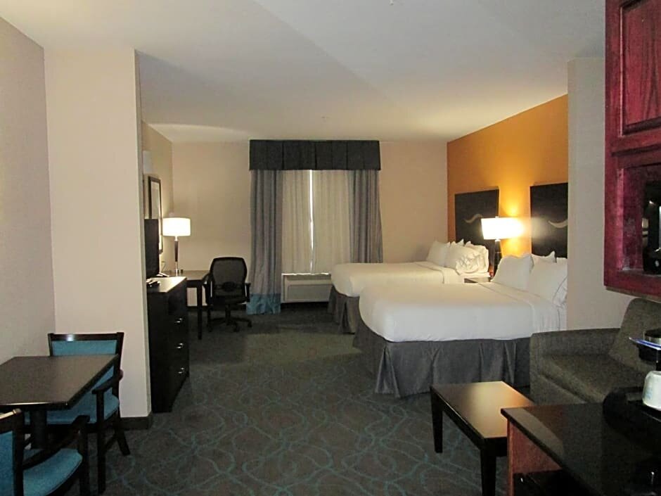 Четырёхместный номер Deluxe Holiday Inn Express Hotel and Suites Fort Stockton, an IHG Hotel