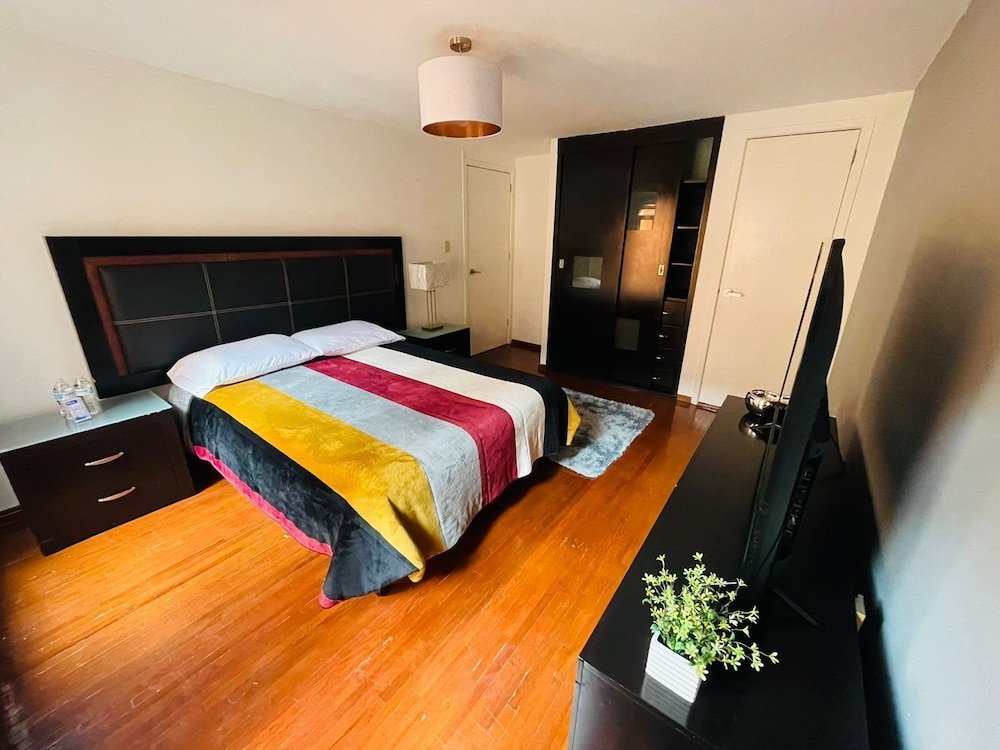 Comfort room Napoles suites & home