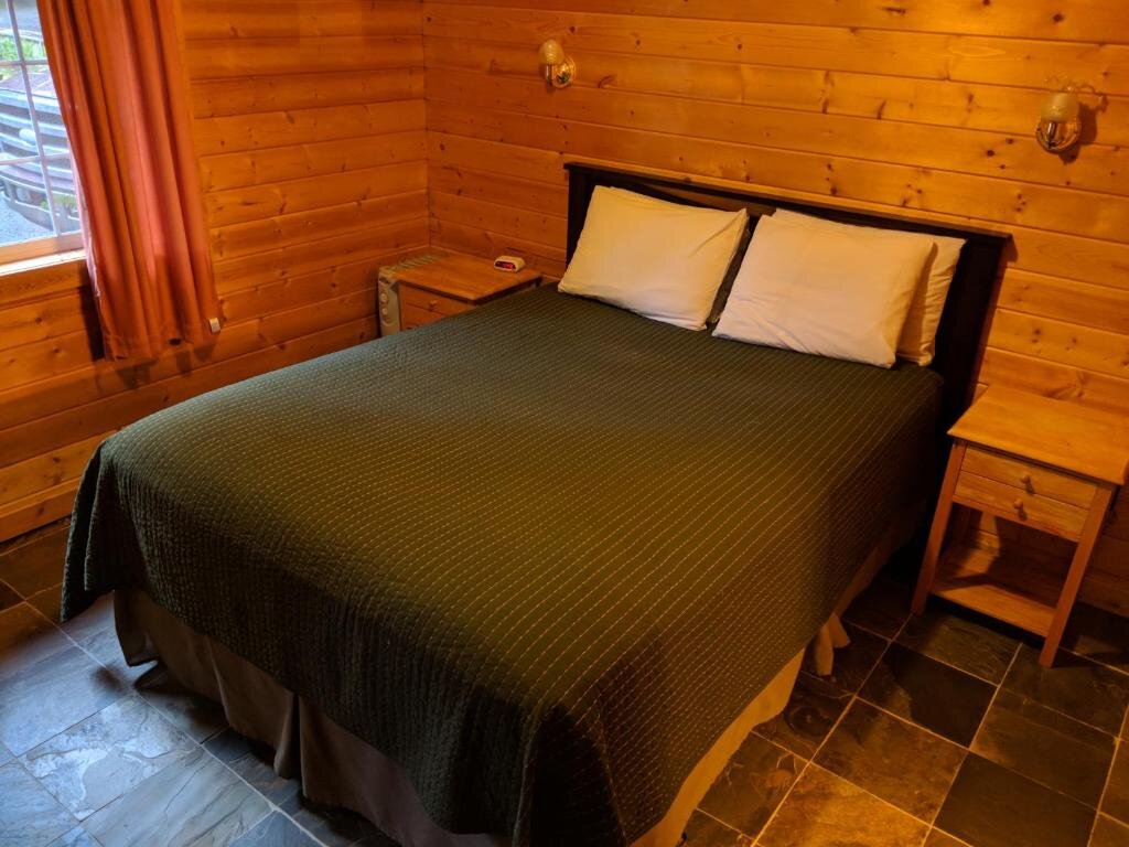 Standard Doppel Zimmer mit Balkon Emerald Forest Cabins