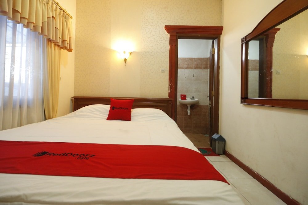 Standard Doppel Zimmer RedDoorz @ Cibogo Puncak Bogor