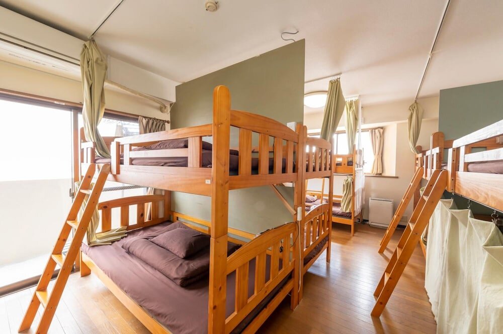 Кровать в общем номере (мужской номер) с балконом Green Guesthouse