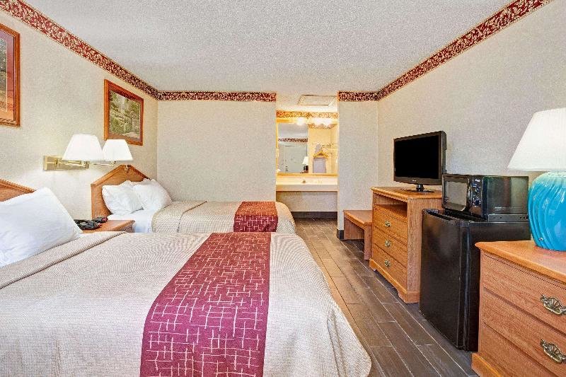 Четырёхместный люкс Days Inn & Suites by Wyndham Monroe