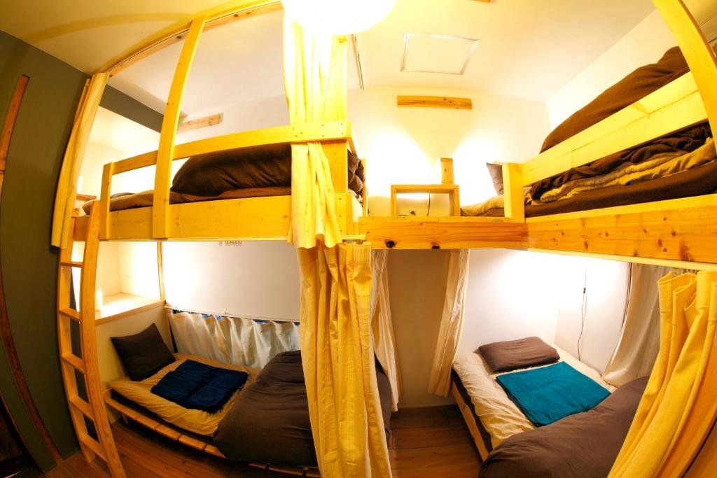 Кровать в общем номере Tokyo Hikari Guesthouse