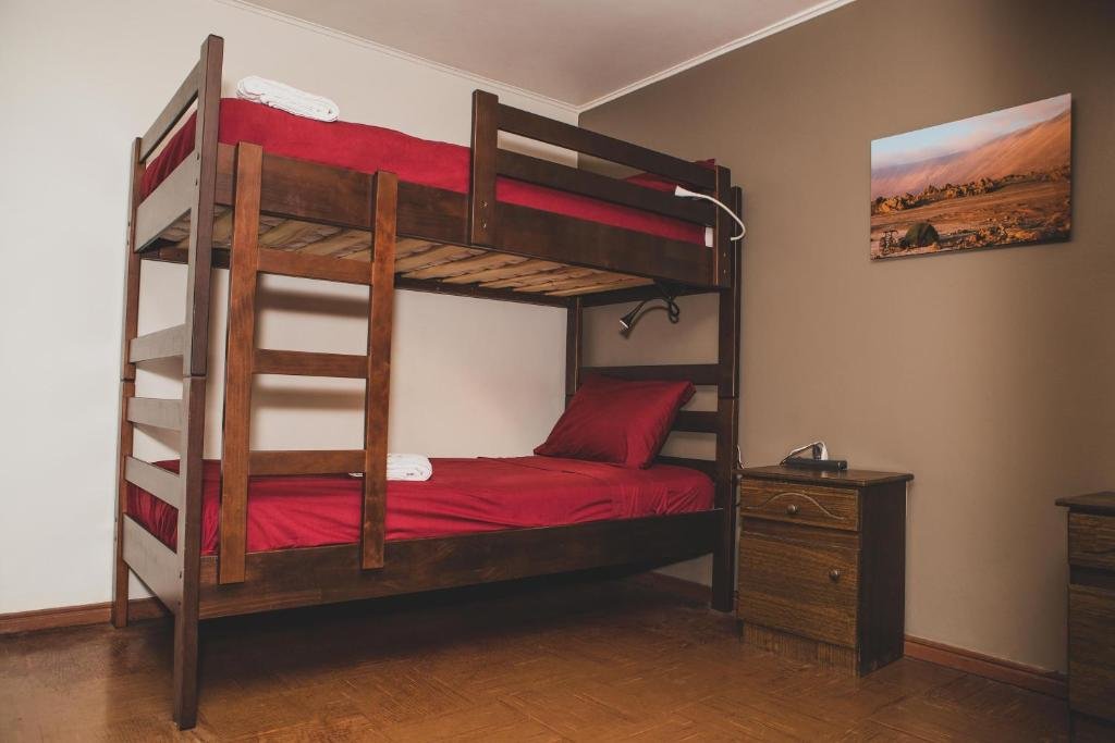 Кровать в общем номере Casa Suiza