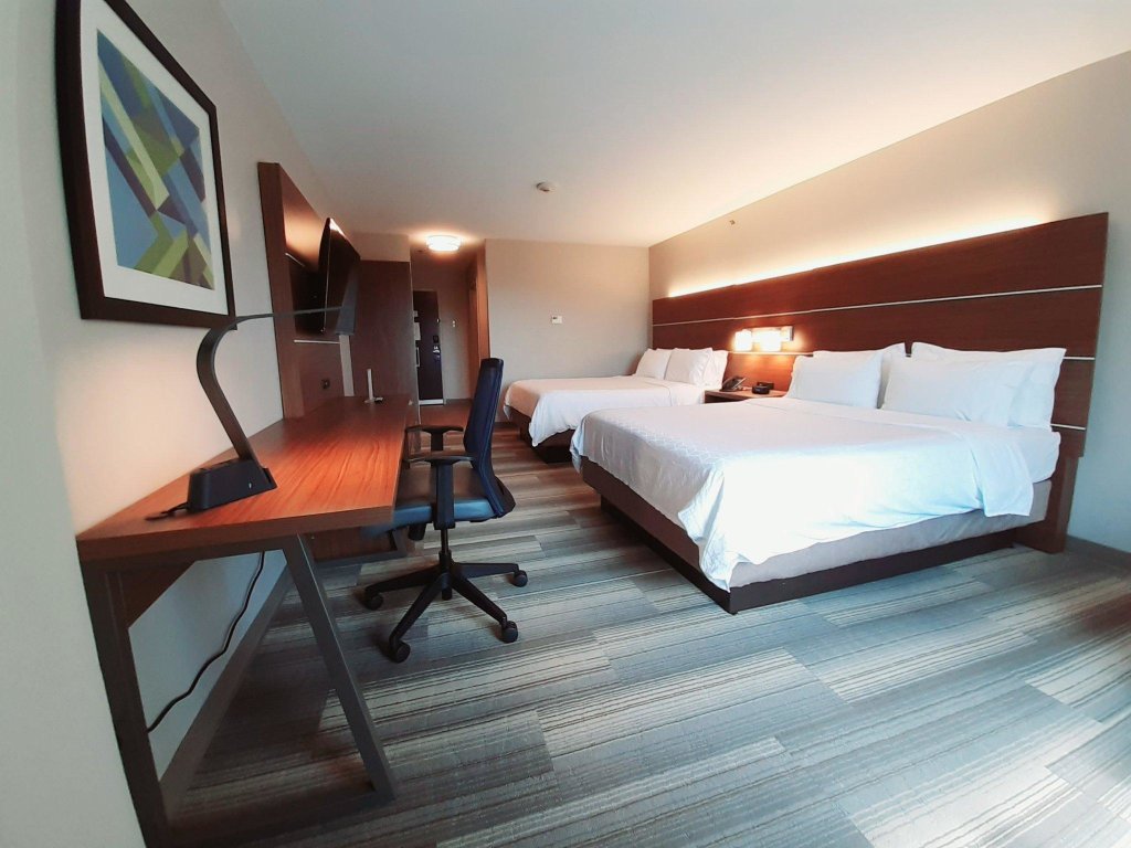 Standard Vierer Zimmer Holiday Inn Express Hotel & Suites Trincity Trinidad Airport, an IHG Hotel