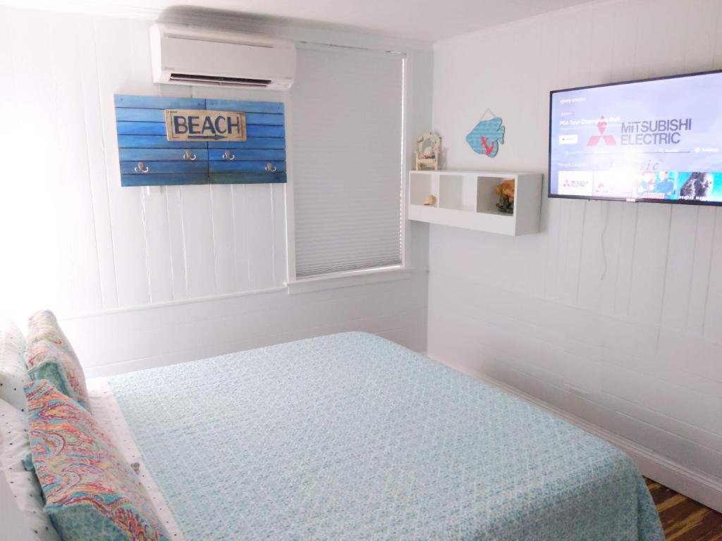 2 Bedrooms Cottage BeachPoint Cottages