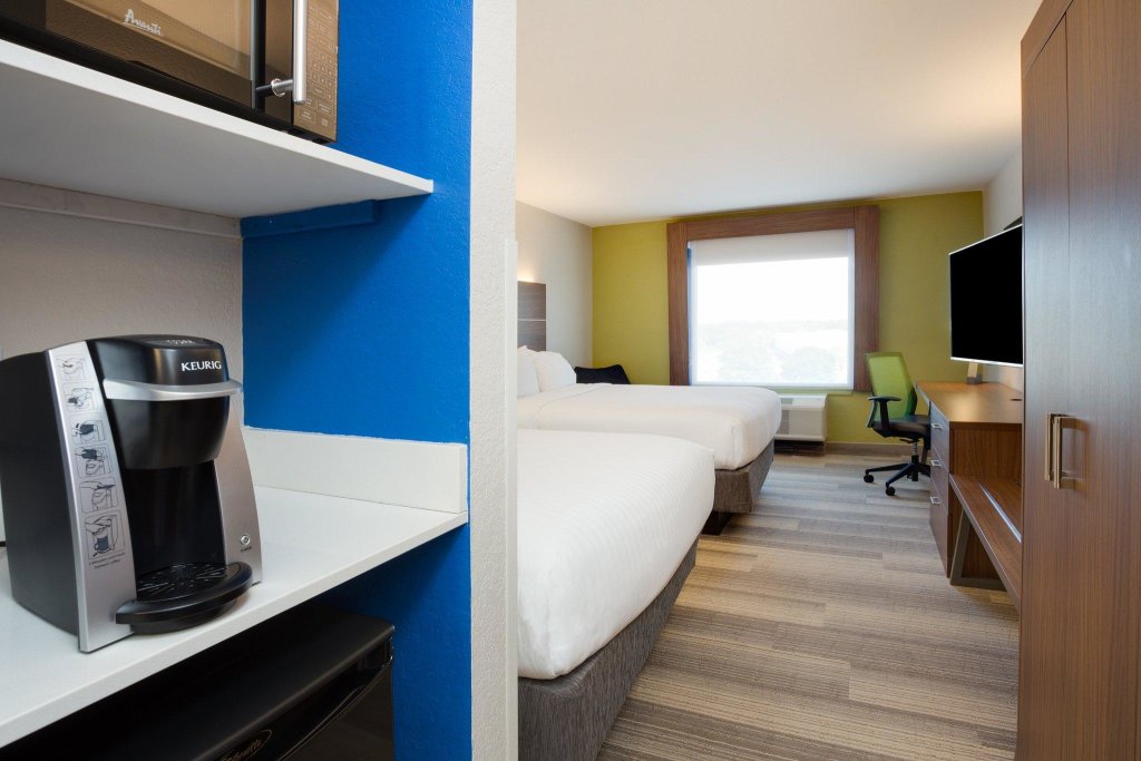 Четырёхместный номер Standard Holiday Inn Express Hotel & Suites Tampa-Fairgrounds-Casino, an IHG Hotel